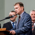 26.11.2014 Skarżysko-Kamienna. Przewodniczący klubu parlamentarnego PiS - Mariusz Błaszczak udzielił poparcia, ubiegającemu się o ponowny wybór prezydentowi Skarżyska-Kamiennej Romanowi Wojcieszkowi. / Skarżysko24.pl