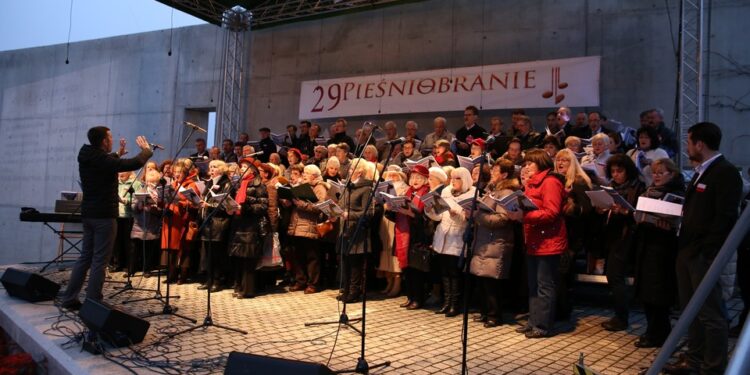 Pieśniobranie na Wzgórzu Zamkowym (9 listopada 2014 r.) / Piotr Michalski / Radio Kielce