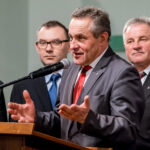 26.11.2014 Skarżysko-Kamienna. Przewodniczący klubu parlamentarnego PiS - Mariusz Błaszczak udzielił poparcia, ubiegającemu się o ponowny wybór prezydentowi Skarżyska-Kamiennej Romanowi Wojcieszkowi. / Skarżysko24.pl