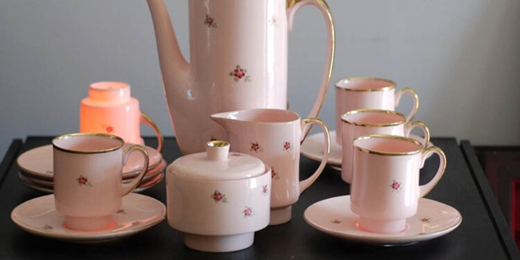 Fabryce Porcelany AS w Ćmielowie udało się wyprodukować pierwsze po II wojnie światowej wyroby z różowej porcelany. / Fabryka Porcelany AS Ćmielów