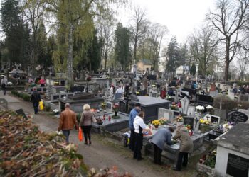 1 listopada na kieleckich cmentarzach (1 listopada 2014 r.) / Piotr Michalski / Radio Kielce
