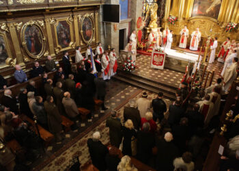 11.11.2013. Obchody Święta Niepodległości w Kielcach. Uroczystości rozpoczeła msza święta w intencji Ojczyzny w Bazylice Katedralnej. / Wojciech Habdas / Radio Kielce