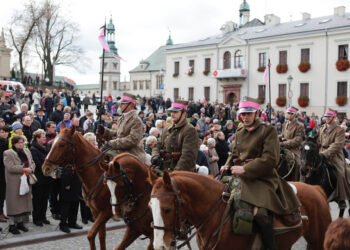 11.11.2013. Obchody Święta Niepodległości w Kielcach. Po mszy świętej uczestnicy obchodów przeszli na Rynek. / Wojciech Habdas / Radio Kielce