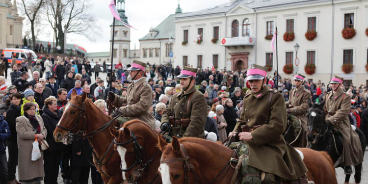 11.11.2013. Obchody Święta Niepodległości w Kielcach. Po mszy świętej uczestnicy obchodów przeszli na Rynek. / Wojciech Habdas / Radio Kielce