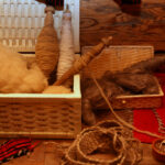 Warsztaty przędzenia lnu i wełny w Ciekotach / Kamil Król / Radio Kielce