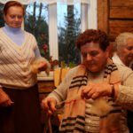 Warsztaty przędzenia lnu i wełny w Ciekotach / Kamil Król / Radio Kielce