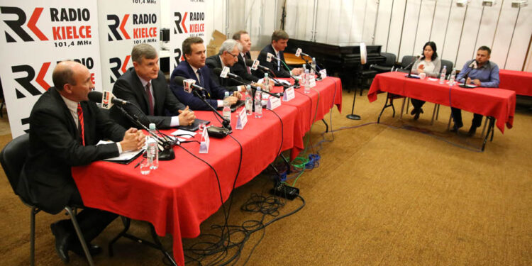 12.11.2014 Kielce. Debata kandydatów na prezydenta Starachowic. / Piotr Michalski / Radio Kielce