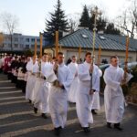 29.11.2014 Ingres bp. Jana Piotrowskiego w bazylice katedralnej. Wyjście z Pałacu biskupiego / Piotr Michalski / Radio Kielce