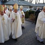 29.11.2014 Ingres bp. Jana Piotrowskiego w bazylice katedralnej. Do Kielc przyjechał też były ordynariusz diecezji arcybiskup senior Stanisław Szymecki / Piotr Michalski / Radio Kielce