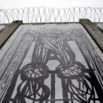 21.11.2014 Kielce. Dramat wolności - wystawa prac wielkoformatowych na murach Aresztu Śledczego w Kielcach. / Wojciech Habdas / Radio Kielce