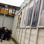 21.11.2014 Kielce. Dramat wolności - wystawa prac wielkoformatowych na murach Aresztu Śledczego w Kielcach. / Wojciech Habdas / Radio Kielce