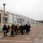 21.11.2014 Kielce. Dramat wolności - wystawa prac wielkoformatowych na murach Aresztu Śledczego w Kielcach. / Wojciech Habdas / Radio Kielce