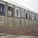 21.11.2014 Kielce. Dramat wolności - wystawa prac wielkoformatowych na murach Aresztu Śledczego w Kielcach. / Wojciech Habdas / Radio Kielce