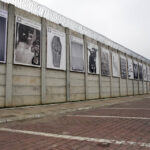 21.11.2014 Kielce. Dramat wolności - wystawa prac wielkoformatowych na murach Aresztu Śledczego w Kielcach. / Wojciech Habdas / Radio Kielce