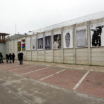 21.11.2014 Kielce. Dramat wolności - wystawa prac wielkoformatowych na murach Aresztu Śledczego w Kielcach. / Wojciech Habdas / Radio Kielce