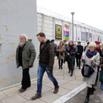 21.11.2014 Kielce. Dramat wolności - wystawa prac wielkoformatowych na murach Aresztu Śledczego w Kielcach. / Wojciech Habdas / Radio Kielce