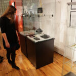 13.11.2014 Kielce. Wernisaż wystawy „Śniadanie u Tiffany’ego – moda jak biżuteria”. / Wojciech Habdas / Radio Kielce