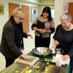 27.11.2014 Kielce. Finał konkursu "Pudełko zwane wyobraźnią" w "plastyku". Na początku Ewa Lipska odbiła swoją dłoń na ścianie sław. / Wojciech Habdas / Radio Kielce