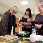 27.11.2014 Kielce. Finał konkursu "Pudełko zwane wyobraźnią" w "plastyku". Na początku Ewa Lipska odbiła swoją dłoń na ścianie sław. / Wojciech Habdas / Radio Kielce