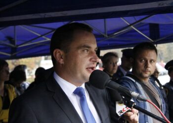 Uroczystości 12. rocznicy ataków terrorystycznych na USA przed pomnikiem Homo Homini w Kielcach. Wicewojewoda świętokrzyski Grzegorz Dziubek / Kamil Król / Radio Kielce