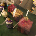 Niezwykła wystawa bombek w BWA (2 grudnia 2014 r.) / Piotr Michalski / Radio Kielce