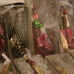 Niezwykła wystawa bombek w BWA (2 grudnia 2014 r.) / Piotr Michalski / Radio Kielce