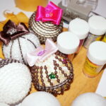 Warsztaty tworzenia bombek w Muzeum Zabawy i Zabawek (20.12.2014) / Krzysztof Żołądek / Radio Kielce