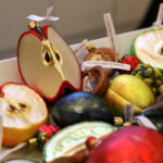 Niezwykła wystawa bombek w BWA (2 grudnia 2014 r.) / Piotr Michalski / Radio Kielce