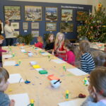 Warsztaty robienia bombek i ozdób świątecznych w Muzeum Narodowym w Kielcach (20.12.2014) / Krzysztof Żołądek / Radio Kielce