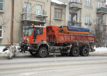 Zimna na ulicach, zalega błoto posniegowe / Stanisław Blinstrub / Radio Kielce