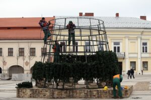 01.12.2014 Na rynku powstaje Choinka / Stanisław Blinstrub / Radio Kielce