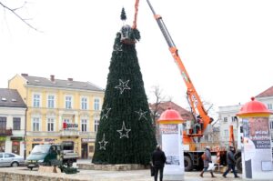 03.12.2014 Choinka na rynku już prawie gotowa / Stanisław Blinstrub / Radio Kielce