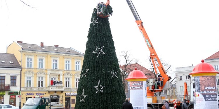 03.12.2014 Choinka na rynku już prawie gotowa / Stanisław Blinstrub / Radio Kielce