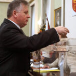 8.12.2014 Kielce. Joanna Winiarska wybrana przewodniczącą Rady Miasta. Głosuje radny Władysław Burzawa / Kamil Król / Radio Kielce