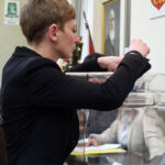 8.12.2014 Kielce. Joanna Winiarska wybrana przewodniczącą Rady Miasta. Głosuje radna Agata Wojda / Kamil Król / Radio Kielce