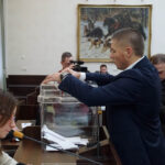 8.12.2014 Kielce. Joanna Winiarska wybrana przewodniczącą Rady Miasta. Głosuje Marcin Chłodnicki / Kamil Król / Radio Kielce