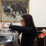 8.12.2014 Kielce. Joanna Winiarska wybrana przewodniczącą Rady Miasta. Na zdjęciu: głosuje Joanna Winiarska / Kamil Król / Radio Kielce