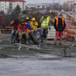 Na budowanym wiadukcie przy ulicy Piekoszowskiej wylano beton / Kamil Król / Radio Kielce