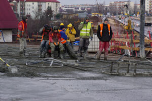 Na budowanym wiadukcie przy ulicy Piekoszowskiej wylano beton / Kamil Król / Radio Kielce