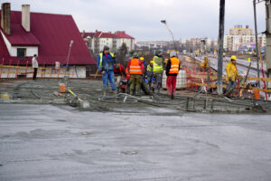 Na budowanym wiadukcie przy ulicy Piekoszowskiej wylano beton / Kamil Król / Radio Kielce
