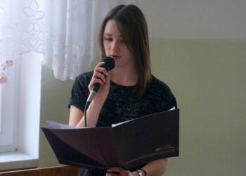 Młode poetki prezentowały wiersze / Kamil Król / Radio Kielce