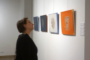 12.12.2014 Kielce. W Biurze Wystaw Artystycznych można oglądać dwie wystawy zbiorowe. / Marlena Płaska / Radio Kielce