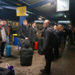 Pociąg TLK Kinga z Krakowa do Warszawy, odjeżdżający w niedzielę z Kielc o 16.56, często jest zatłoczony / Kamil Król / Radio Kielce