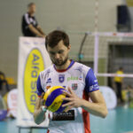 15. kolejka PlusLigi siatkarzy Effector Kielce - Politechnika Warszawa. Na zagrywce rozgrywający Effectora Grzegorz Pająk / Kamil Król / Radio Kielce