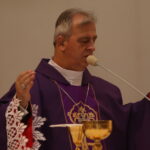 Biskup kielecki Jan Piotrowski przekazał harcerzom Betlejemskie Światło Pokoju / Kamil Król / Radio Kielce