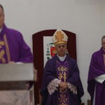 Biskup kielecki Jan Piotrowski przekazał harcerzom Betlejemskie Światło Pokoju / Kamil Król / Radio Kielce