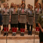 Biskup kielecki Jan Piotrowski przekazał harcerzom Betlejemskie Światło Pokoju / Kamil Król / Radio Kielce