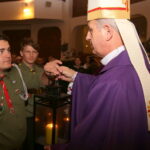 Biskup kielecki Jan Piotrowski przekazał harcerzom Betlejemskie Światło Pokoju / Kamil Król / Radio Kielce