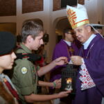 Biskup kielecki Jan Piotrowski przekazał harcerzom Betlejemskie Światło Pokoju / Kamil Król / Radio Kielce