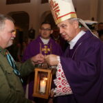 Biskup kielecki Jan Piotrowski przekazał harcerzom Betlejemskie Światło Pokoju / Kamil Król / Radio Kielce